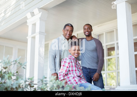 Porträt des Lächelns generationsübergreifende Männer auf Veranda Stockfoto