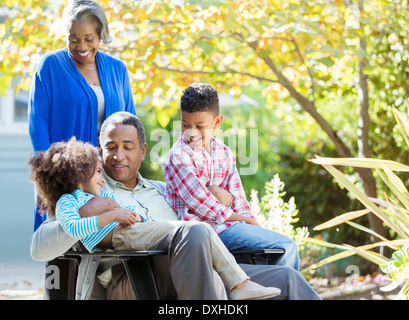 Großeltern und Enkel im Garten Stockfoto