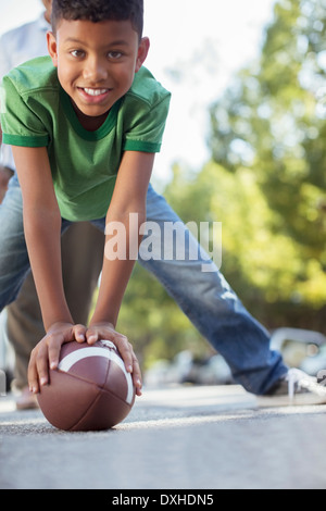 Porträt des lächelnden jungen Fußball fangen wird vorbereitet Stockfoto