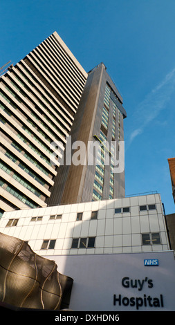 Eingang und Zeichen zu Guy es and St. Thomas' Hospital in London England UK KATHY DEWITT Stockfoto