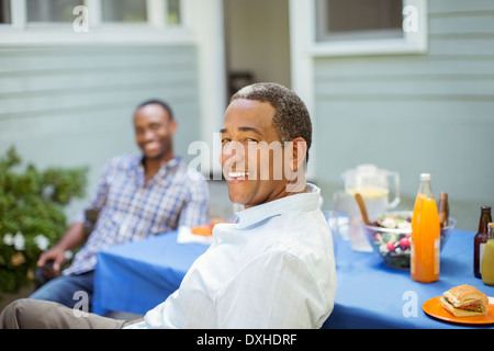 Porträt des Lächelns senior Mann am Grill Stockfoto