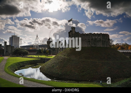 Cardiff Castle: der Bergfried und Blick auf Schloss Grün in Richtung der Millennium Stadium und Stadt-Zentrum, Cardiff, Wales Stockfoto