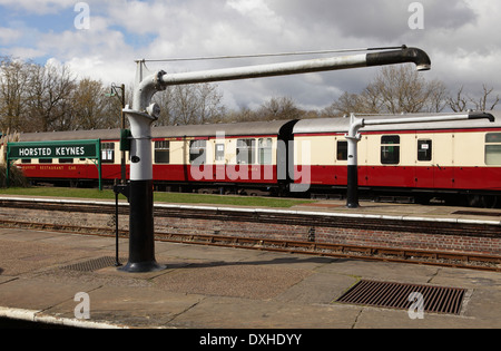 Wasserkräne und Fahrzeuge bei Horsted Keynes Bahnhof, Bluebell railway Stockfoto