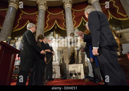 Politiker begrüßen bei der Enthüllung der Statue in der National Statuary Hall im U. S. Capitol Dr. Norman Borlaug 25. März 2014 in Washington, DC. Nobel Laureate Dr. Norman E. Borlaug wird gutgeschrieben, mit dem Speichern von Millionen von Menschen vor dem Hungertod krankheitsresistent Körner, die die grüne Revolution der 1960er Jahre löste zu schaffen. Stockfoto