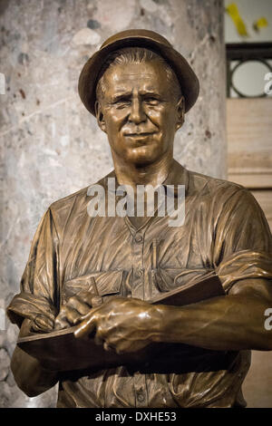 Dr. Norman E. Borlaug Statue ist auf einer Widmung in der National Statuary Hall im U. S. Capitol 25. März 2014 in Washington DC vorgestellt. Nobel Laureate Dr. Norman E. Borlaug wird gutgeschrieben, mit dem Speichern von Millionen von Menschen vor dem Hungertod krankheitsresistent Körner, die die grüne Revolution der 1960er Jahre löste zu schaffen. Stockfoto