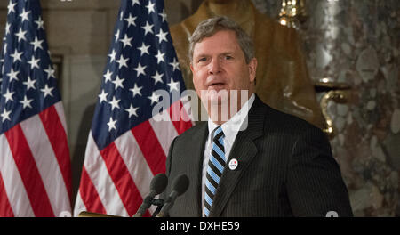 U.S. Department der Landwirtschaftsminister Tom Vilsack spricht während der Einweihung der Dr. Norman Borlaug Statue Enthüllung in der National Statuary Hall im U. S. Capitol 25. März 2014 in Washington, DC. Nobel Laureate Dr. Norman E. Borlaug wird gutgeschrieben, mit dem Speichern von Millionen von Menschen vor dem Hungertod krankheitsresistent Körner, die die grüne Revolution der 1960er Jahre löste zu schaffen. Stockfoto