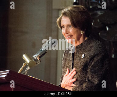 Minorität-Führer des Repräsentantenhauses Nancy Pelosi, spricht während der Einweihung der Dr. Norman Borlaug Statue Enthüllung in der National Statuary Hall im U. S. Capitol 25. März 2014 in Washington, DC.  Nobel Laureate Dr. Norman E. Borlaug wird gutgeschrieben, mit dem Speichern von Millionen von Menschen vor dem Hungertod krankheitsresistent Körner, die die grüne Revolution der 1960er Jahre löste zu schaffen. Stockfoto