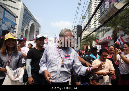 Bangkok, Thailand. 26. März 2014. Anti-Regierungs-Demonstranten Führer Suthep Thaugsuban begrüßen seine Anhänger während ein Warm up Rallye. Anti-Regierungs-Demonstranten wurden wieder aufgenommen, dass die täglichen Märschen durch Bangkok Unterstützung aufzubauen, nachdem eine allgemeine Wahl gehalten, dass letzten Monat in einem Urteil vom Verfassungsgericht am 21. März ungültig erklärt wurde. Bildnachweis: John Vincent/Alamy Live-Nachrichten Stockfoto