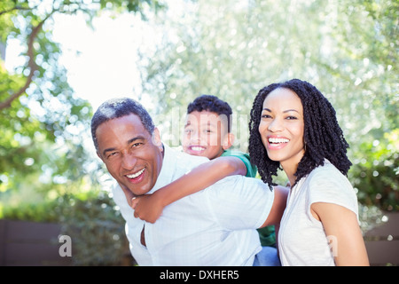 Porträt von Lächeln mehr-Generationen-Familie im freien Stockfoto