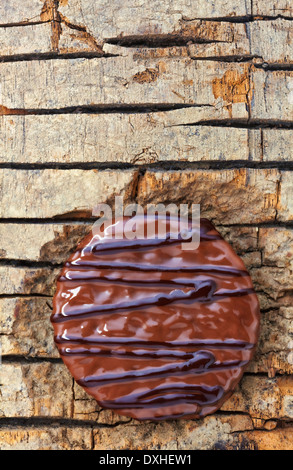 Schokolade Keks auf hölzernen Hintergrund dekoriert. Stockfoto