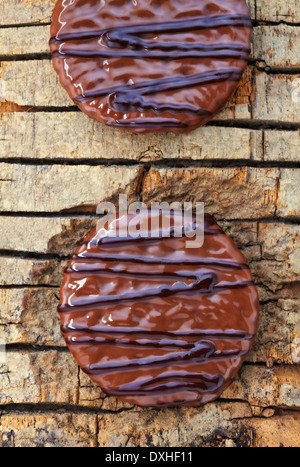 Schokoladenkekse auf hölzernen Hintergrund dekoriert. Stockfoto