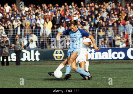 Fußball, Bundesliga, 1983/1984, Grotenburg Stadion, FC Bayer 05 Uerdingen gegen Bayer 04 Leverkusen 2:1, Szene des Spiels, Helmut Gulich (Uerdingen) Stockfoto