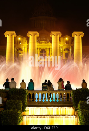 Magic-Brunnen von Montjuïc mit der Palau Nacional im Hintergrund. Barcelona. Katalonien. Spanien Stockfoto