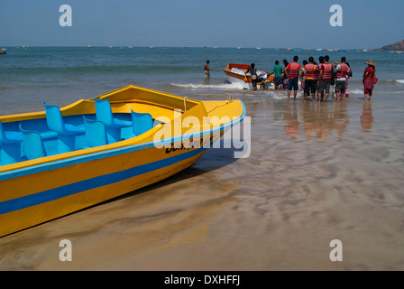 Goa Beach Goa Boot und Goa Bootfahren genießen Touristen am Baga Beach Goa Indien Stockfoto