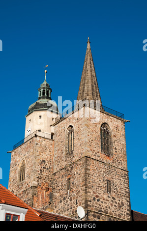 Jüterbog ist eine historische Stadt mit alten Gebäuden im Nordosten Deutschlands. St. Nikolai-Kirche wurde im Natursteinmauerwerk errichtet. Stockfoto