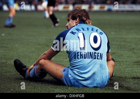 Fußball, Bundesliga, 1983/1984, Grotenburg Stadion, FC Bayer 05 Uerdingen gegen Bayer 04 Leverkusen 2:1, Szene des Spiels, Horst Feilzer (Uerdingen) sitzen auf dem Spielfeld Stockfoto