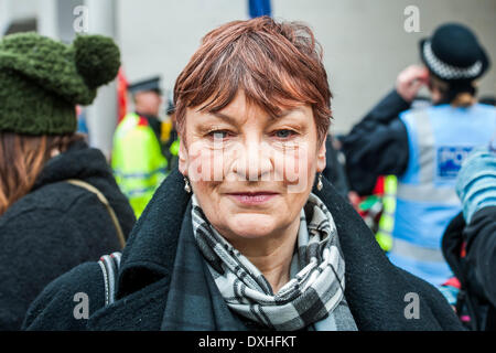 London, UK. 26. März 2014. Die Mutter führt eine nationale Streiks in England und Wales. Demonstrationen und Kundgebungen sind um das Land, einschließlich dieser von Broadcasting House, Downing Street, Whitehall statt. Die Union sagt die Maßnahmen gegen: Arbeitsüberlastung und bürokratisch; Leistungsbezogene Bezahlung und eine nationale Tarifsystem zu verteidigen; Ungerechte Rente Änderungen. Christine Blower (Bild), Generalsekretär der National Union of Teachers, der größten Lehrergewerkschaft sagte: "Lehrer bedauern zutiefst die Störungen durch diese Streiks an Eltern und t Stockfoto