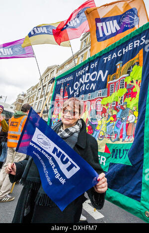 London, UK. 26. März 2014. Die Mutter führt eine nationale Streiks in England und Wales. Demonstrationen und Kundgebungen sind um das Land, einschließlich dieser von Broadcasting House, Downing Street, Whitehall statt. Die Union sagt die Maßnahmen gegen: Arbeitsüberlastung und bürokratisch; Leistungsbezogene Bezahlung und eine nationale Tarifsystem zu verteidigen; Ungerechte Rente Änderungen. Christine Blower (im Bild mit Sonnenbrille), Generalsekretär der National Union of Teachers, der größten Lehrergewerkschaft sagte: "Lehrer bedauern zutiefst die Störungen durch diese Streiks Stockfoto