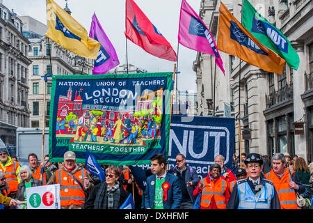 London, UK. 26. März 2014. Die Mutter führt eine nationale Streiks in England und Wales. Demonstrationen und Kundgebungen sind um das Land, einschließlich dieser von Broadcasting House, Downing Street, Whitehall statt. Die Union sagt die Maßnahmen gegen: Arbeitsüberlastung und bürokratisch; Leistungsbezogene Bezahlung und eine nationale Tarifsystem zu verteidigen; Ungerechte Rente Änderungen. Bildnachweis: Guy Bell/Alamy Live-Nachrichten Stockfoto