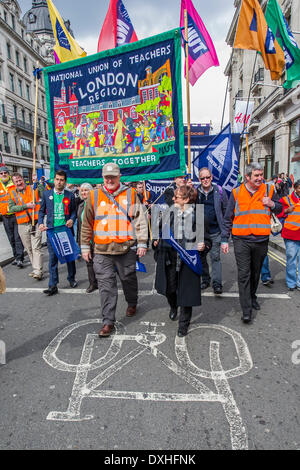 London, UK. 26. März 2014. Auf dem Fahrrad. Die Mutter führt eine nationale Streiks in England und Wales. Demonstrationen und Kundgebungen sind um das Land, einschließlich dieser von Broadcasting House, Downing Street, Whitehall statt. Die Union sagt die Maßnahmen gegen: Arbeitsüberlastung und bürokratisch; Leistungsbezogene Bezahlung und eine nationale Tarifsystem zu verteidigen; Ungerechte Rente Änderungen. Bildnachweis: Guy Bell/Alamy Live-Nachrichten Stockfoto