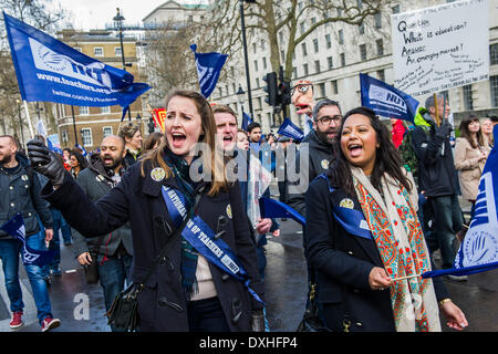 London, UK. 26. März 2014. Leidenschaften Aufstieg als der März übergibt Downing Street. Die Mutter führt eine nationale Streiks in England und Wales. Demonstrationen und Kundgebungen sind um das Land, einschließlich dieser von Broadcasting House, Downing Street, Whitehall statt. Die Union sagt die Maßnahmen gegen: Arbeitsüberlastung und bürokratisch; Leistungsbezogene Bezahlung und eine nationale Tarifsystem zu verteidigen; Ungerechte Rente Änderungen. Bildnachweis: Guy Bell/Alamy Live-Nachrichten Stockfoto