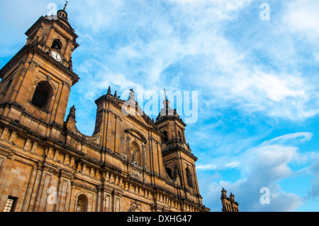 Die Vorderseite der Kathedrale in Bogota, Kolumbien mit einem blauen Himmel dahinter. Stockfoto