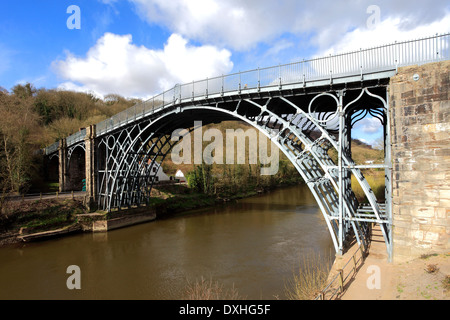 Die erste Besetzung Eisen Brücke in der Welt, Überquerung des Flusses Severn, Coalbrookdale, Ironbridge Stadt, Grafschaft Shropshire, England Stockfoto