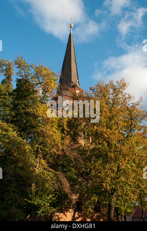 Jüterbog ist eine historische Stadt mit alten Gebäuden im Nordosten Deutschlands. St. Nikolai-Kirche wurde im Natursteinmauerwerk errichtet. Stockfoto