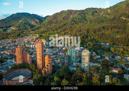 Ein Blick auf das Zentrum von Bogota mit den Anden im Hintergrund. Stockfoto