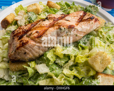 Gegrillter Lachs Caesar Salat Stockfoto