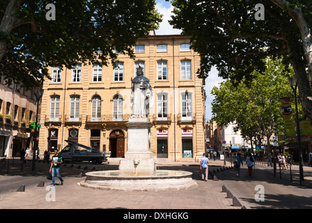 Statue und Brunnen von König René vor Hôtel du Poët. Cours Mirabeau, Aix en Provence, Frankreich.