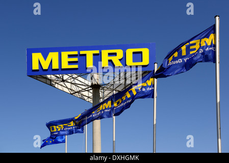 Logo und Banner der Metro AG, Europas größte Einzelhändler, Berlin, Deutschland, Europa Stockfoto