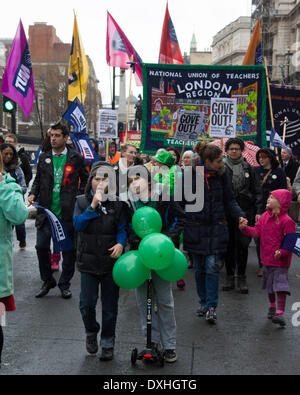 London, UK. 26. März 2014. Streikende Lehrer März durch die Londoner während einer bundesweiten Ausstand von Mitgliedern der National Union of Teachers. Der Streik wurde zum Secretary Of State for Education Micheal Gove, die Lehrer zu beschuldigen, unpopulär und schädliche Politik durchzusetzen unter Druck gesetzt, Anstieg der Arbeitsbelastung und einem Rückgang der Zahlen Wert. Sie behaupten, dass diese Änderungen Lehrer den Beruf in Scharen verlassen gesehen haben. Bildnachweis: Patricia Phillips/Alamy Live-Nachrichten Stockfoto