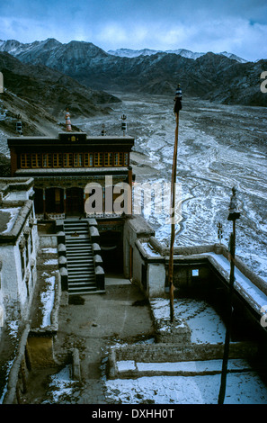 Ladakh Matho Kloster Winter Indus Tal Schnee Eis Berge hoch gelegenen heiligen Ort Gewitterhimmel Antenne Innenhof Stockfoto