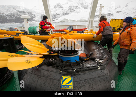 Zodiaks und Meer Kajaks auf dem Deck einer Expedition Kreuzfahrt Schiff vor Südgeorgien, Antarktis. Stockfoto