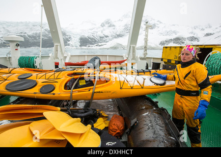 Zodiaks und Meer Kajaks auf dem Deck einer Expedition Kreuzfahrt Schiff vor Südgeorgien, Antarktis. Stockfoto