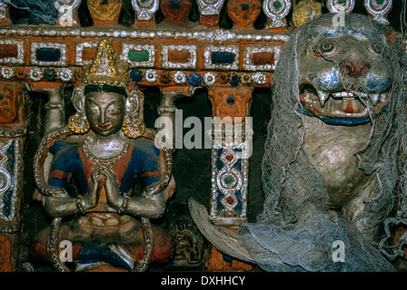 Hochdekorative Tempel Interieur des Klosters Alchi in Leh Bezirk mit bemaltem Gips Statuen der Schneelöwe in Ladakh Stockfoto