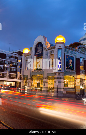 Bibendum Restaurant Michelin Haus bei Nacht Fulham Road South Kensington London England UK Stockfoto