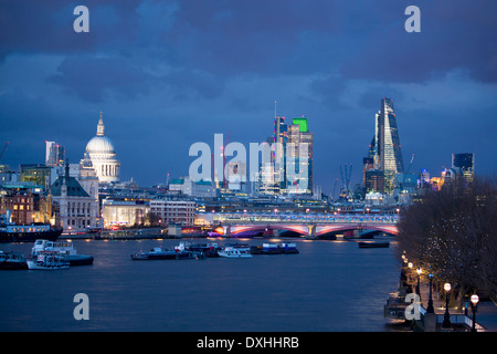 Nachtansicht auf Themse von Waterloo Bridge in Richtung Blackfriars Bridge und Stadt London England UK Stockfoto