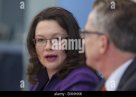 Berlin, Deutschland. 26. März 2014. Innenminister Thomas de MaiziÃƒÂ¨re und Arbeit Minister Andrea Nahles geben eine Pressekonferenz zum Thema "Nutzung der Systeme der sozialen Sicherheit der EU-Bürger" im Haus der Bundespressekonferenz in Berlin. / Bild: Andrea Nahles (SPD), Bundesminister für Arbeit und Soziales und Thomas de Maizière (CDU), Bundesminister des Innern. Bildnachweis: Reynaldo Paganelli/NurPhoto/ZUMAPRESS.com/Alamy Live-Nachrichten Stockfoto