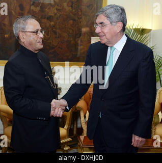 Neu-Delhi. 26. März 2014. Nobelpreisträger und ehemaligen President of Costa Rica Oscar Arias Sanchez (R) trifft sich mit indischen Präsidenten Pranab Mukherjee im indischen Präsidentenpalast in Neu-Delhi, 26. März 2014. © Xinhua/Alamy Live-Nachrichten Stockfoto