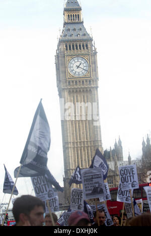 Westminster London, UK. 26. März 2014.  Mitglieder der (Mutter) National Union of Teachers inszenieren eine eines Tages Ausstand, die Tausende von Schulen in ganz England Wales geschlossen als Lehrer Rallyes im Zentrum von London trat zu protestieren über Pay Renten und Arbeitsbedingungen und Regierung Credit Kürzungen: Amer Ghazzal/Alamy Live-Nachrichten Stockfoto