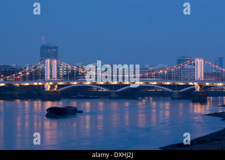 Chelsea Bridge und Themse bei Nacht Dämmerung Twilight London England UK Stockfoto