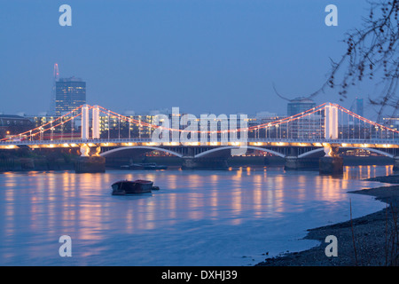 Chelsea Bridge und Themse bei Nacht Dämmerung Twilight The Shard im Abstand zum linken London England UK Stockfoto