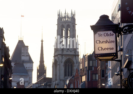 Ye Olde Cheshire Cheese Pub Schild und St. Dunstan im Westen Kirchturm bei Sonnenuntergang Fleet Street City of London England UK Stockfoto