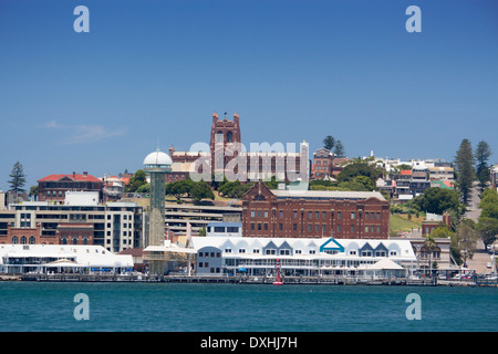 Skyline der Stadt Newcastle mit Wasser Gebäuden und Christ Church Cathedral auf Hügel über New South Wales NSW Australia Stockfoto