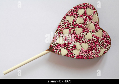 Herzförmige Schokolade lolly Lutscher auf weißem Hintergrund, ideal für Valentinstag Valentinstag Stockfoto