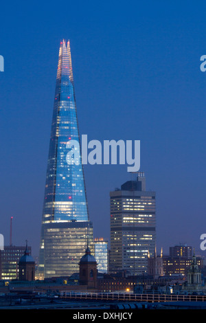 Die Scherbe in der Nacht gesehen von der Stadt mit Southwark Cathedral in der unteren rechten Ecke des Rahmens gesehen in der Nacht London England UK Stockfoto