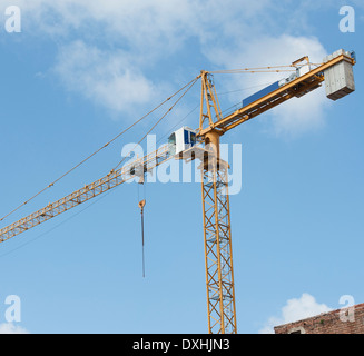 Hohen Jib Kran arbeiten auf der Baustelle in der Innenstadt Stockfoto