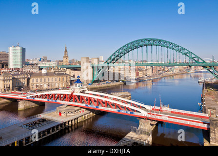 Skyline der Stadt Newcastle Upon Tyne mit Tyne Bridge und Drehbrücke über den Fluss Tyne Tyne und tragen Tyneside England UK GB Europe Stockfoto